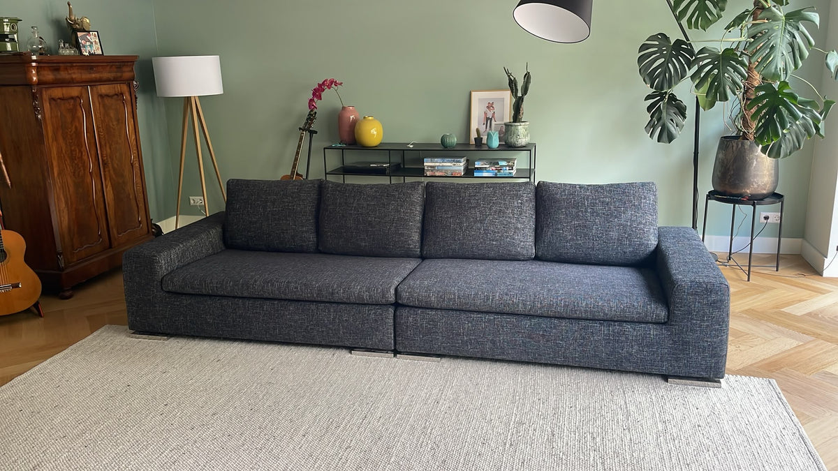 Minotti Moore na het herstofferen: Opnieuw gestoffeerd in een blauwgrijze structuurstof