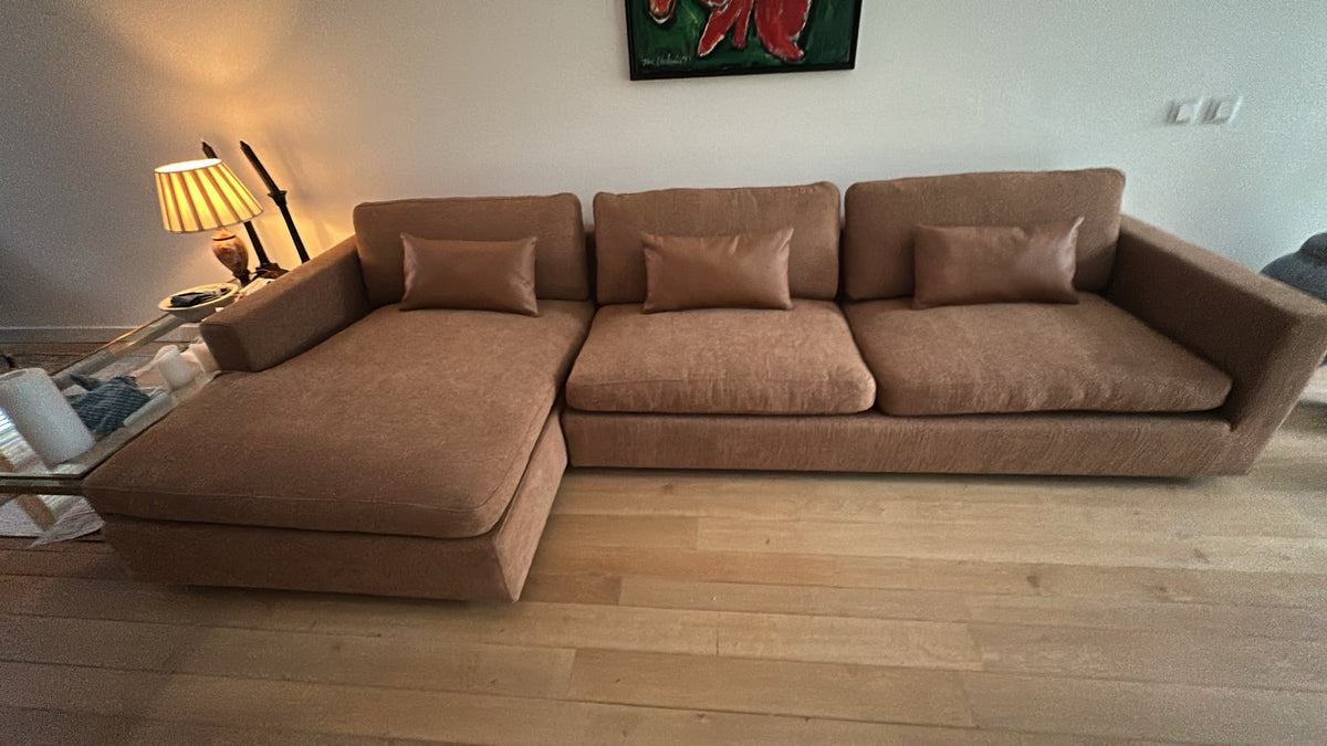 Minotti Bank na het herstofferen: Opnieuw gestoffeerd in een warme cognackleur