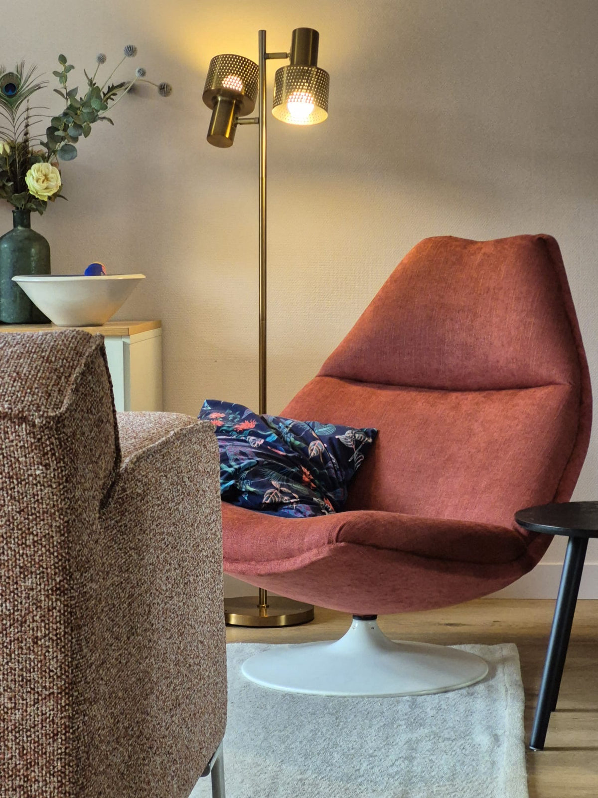 Artifort F510 Fauteuil na het herstofferen: Opnieuw gestoffeerd in een warme roestkleur