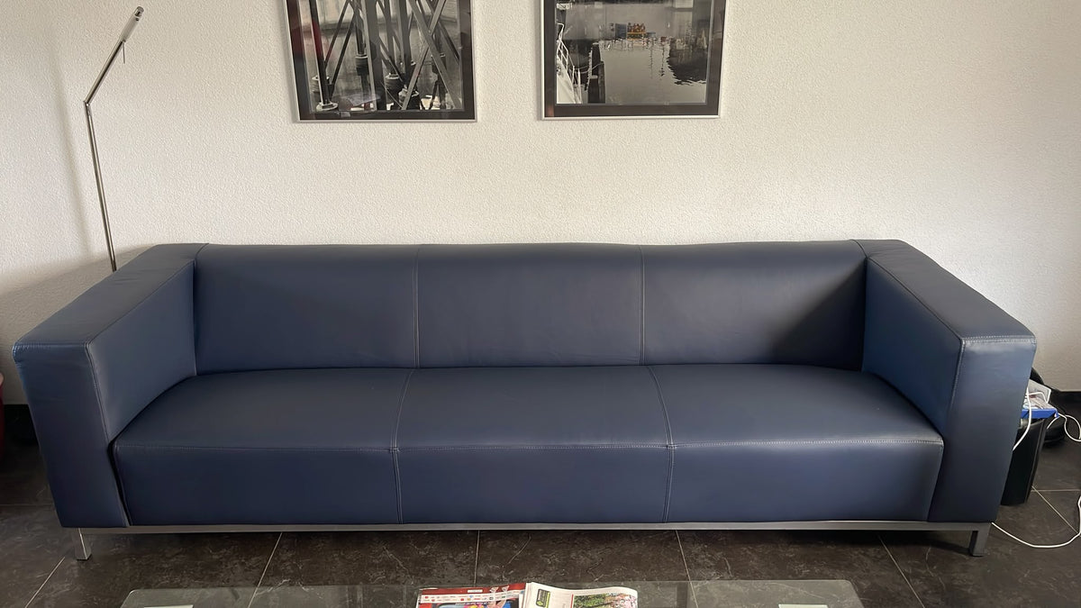 Leren designbank na het herstofferen: Opnieuw bekleed met blauw leer